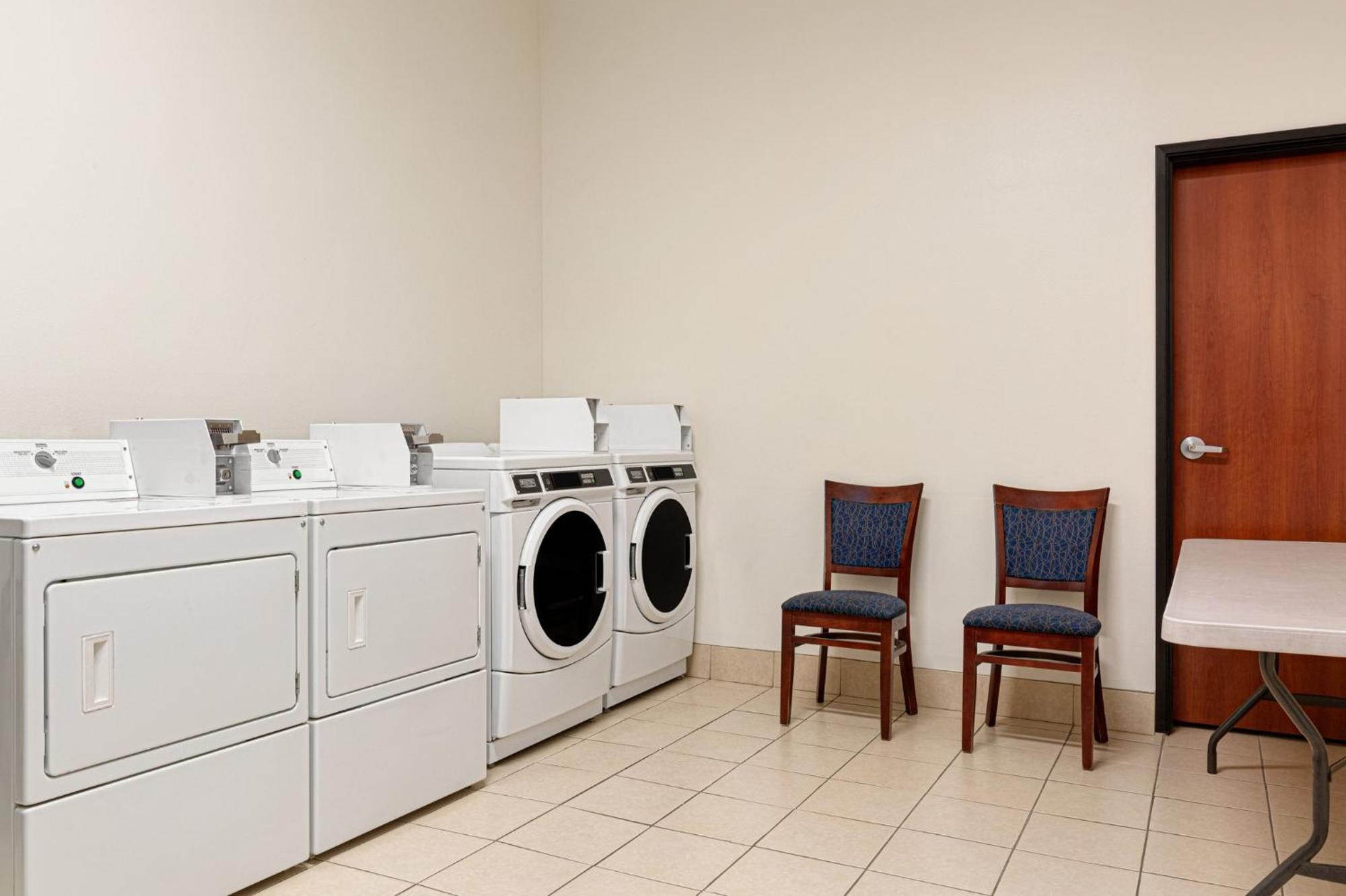 Holiday Inn Express & Suites Bakersfield Central By Ihg Kültér fotó