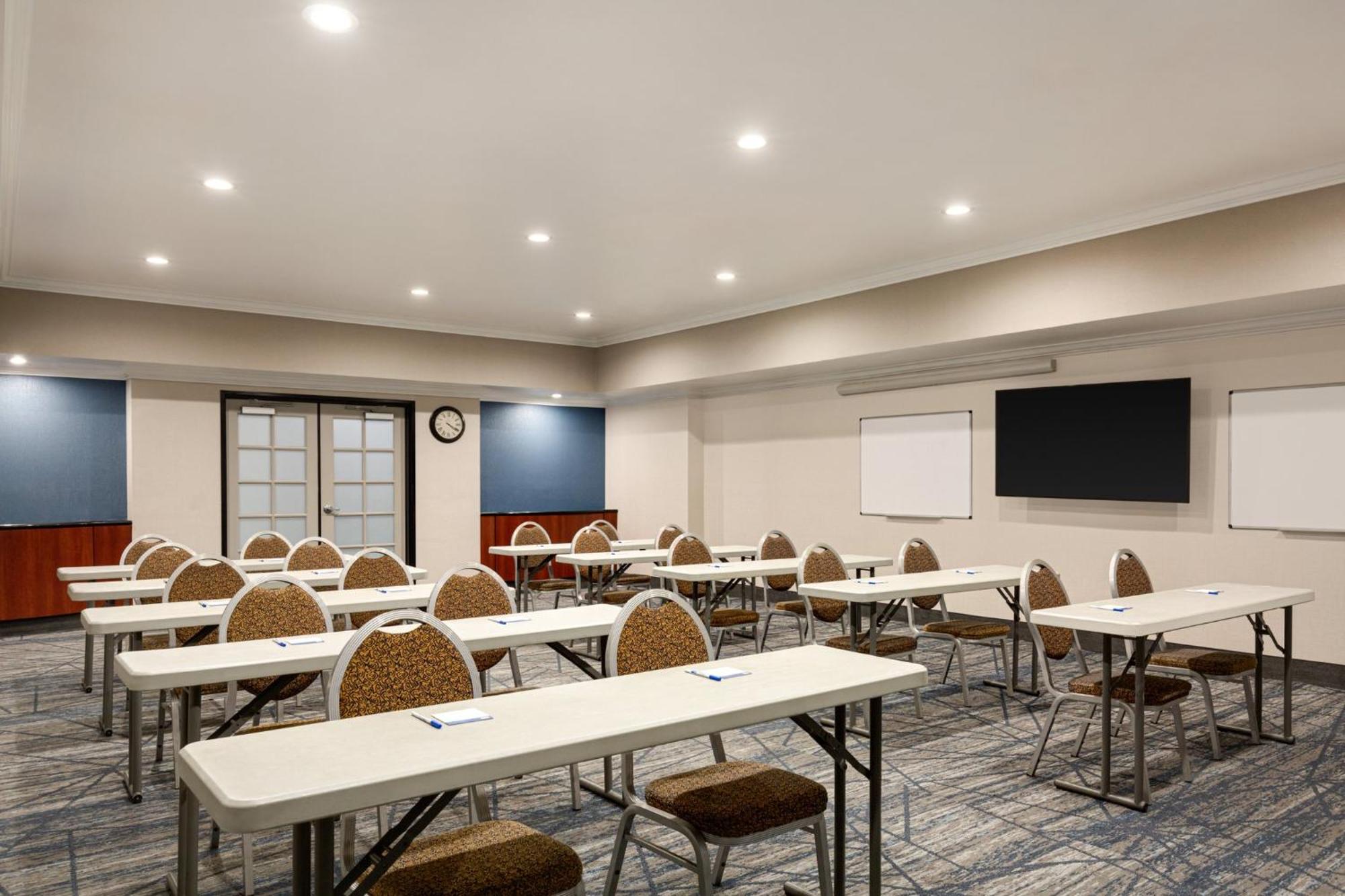 Holiday Inn Express & Suites Bakersfield Central By Ihg Kültér fotó