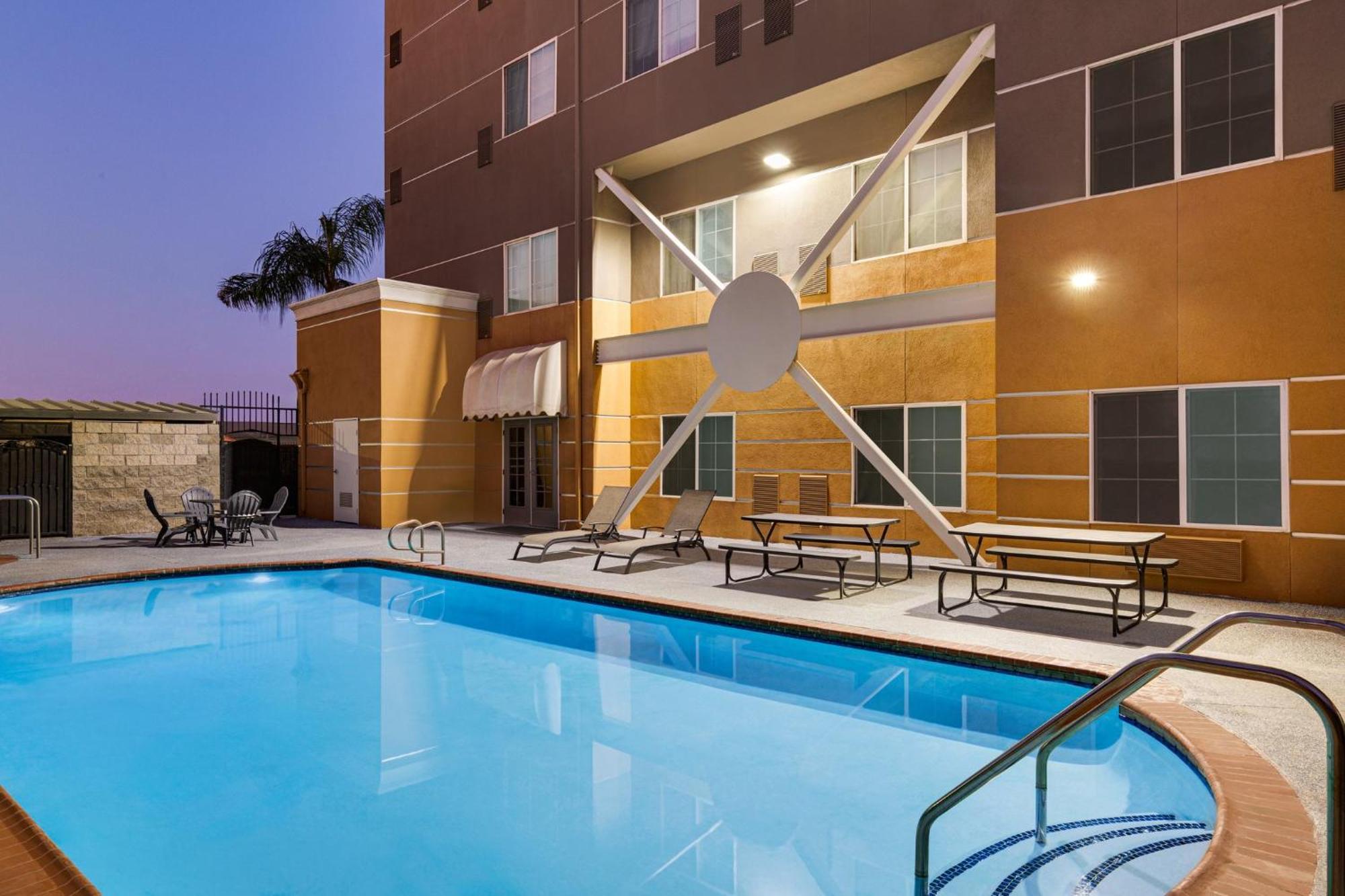 Holiday Inn Express & Suites Bakersfield Central By Ihg Kültér fotó
