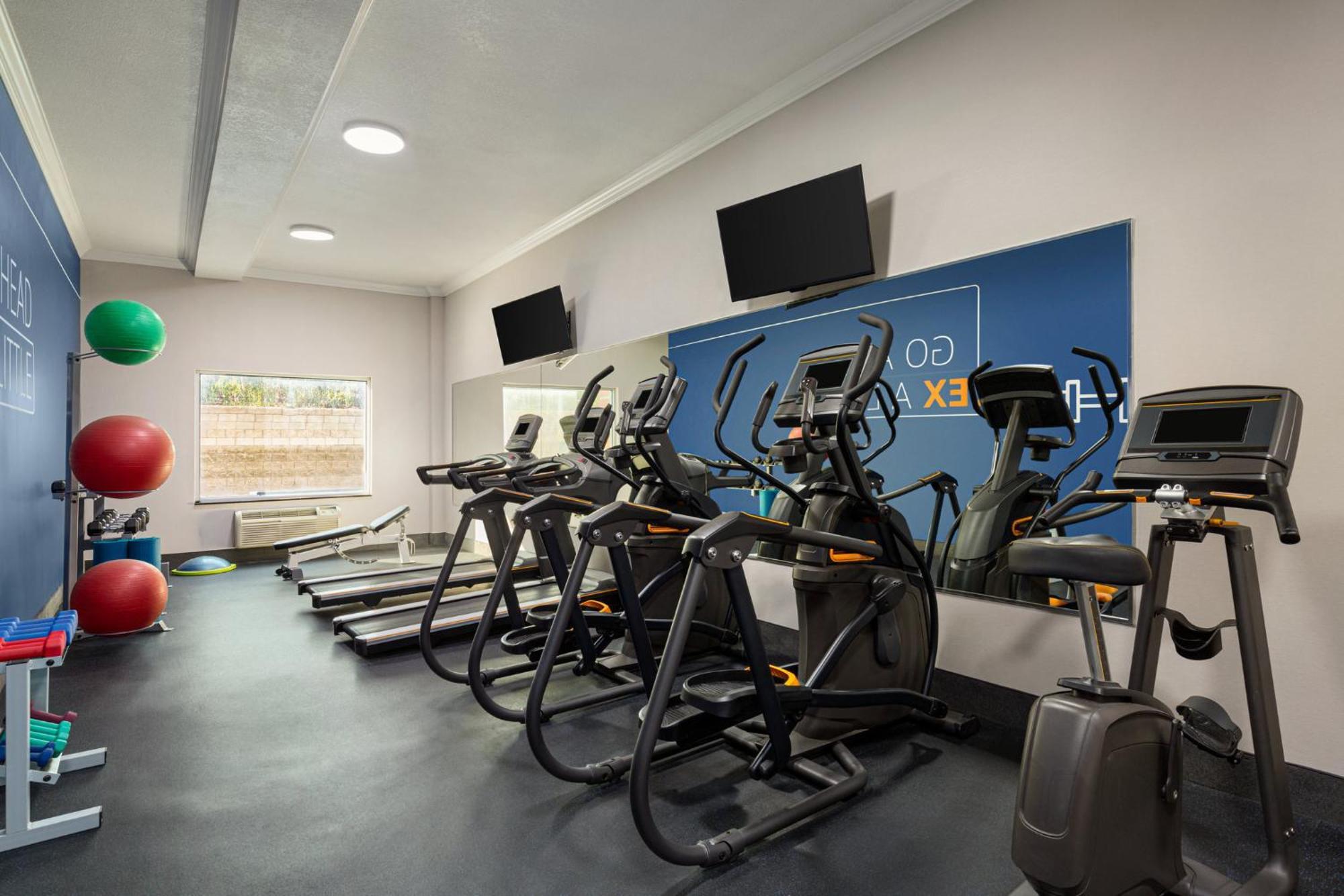 Holiday Inn Express & Suites Bakersfield Central By Ihg Kültér fotó