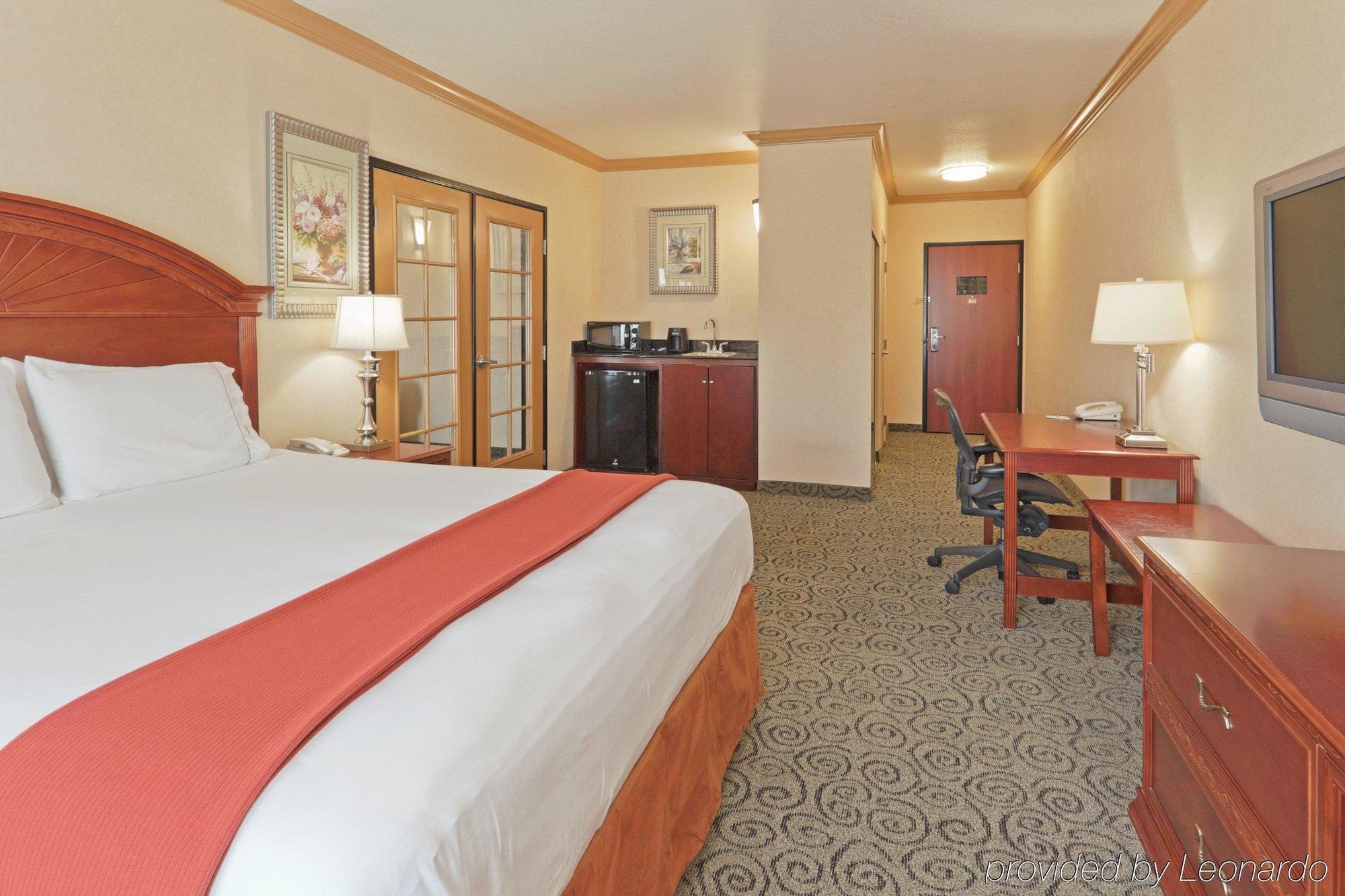 Holiday Inn Express & Suites Bakersfield Central Szoba fotó