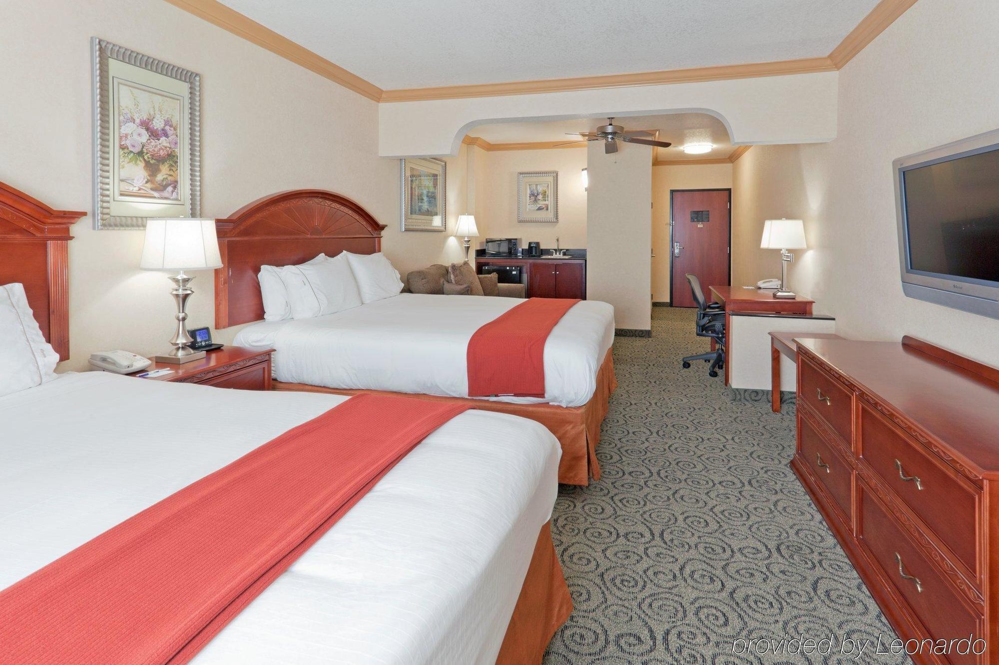 Holiday Inn Express & Suites Bakersfield Central Kültér fotó