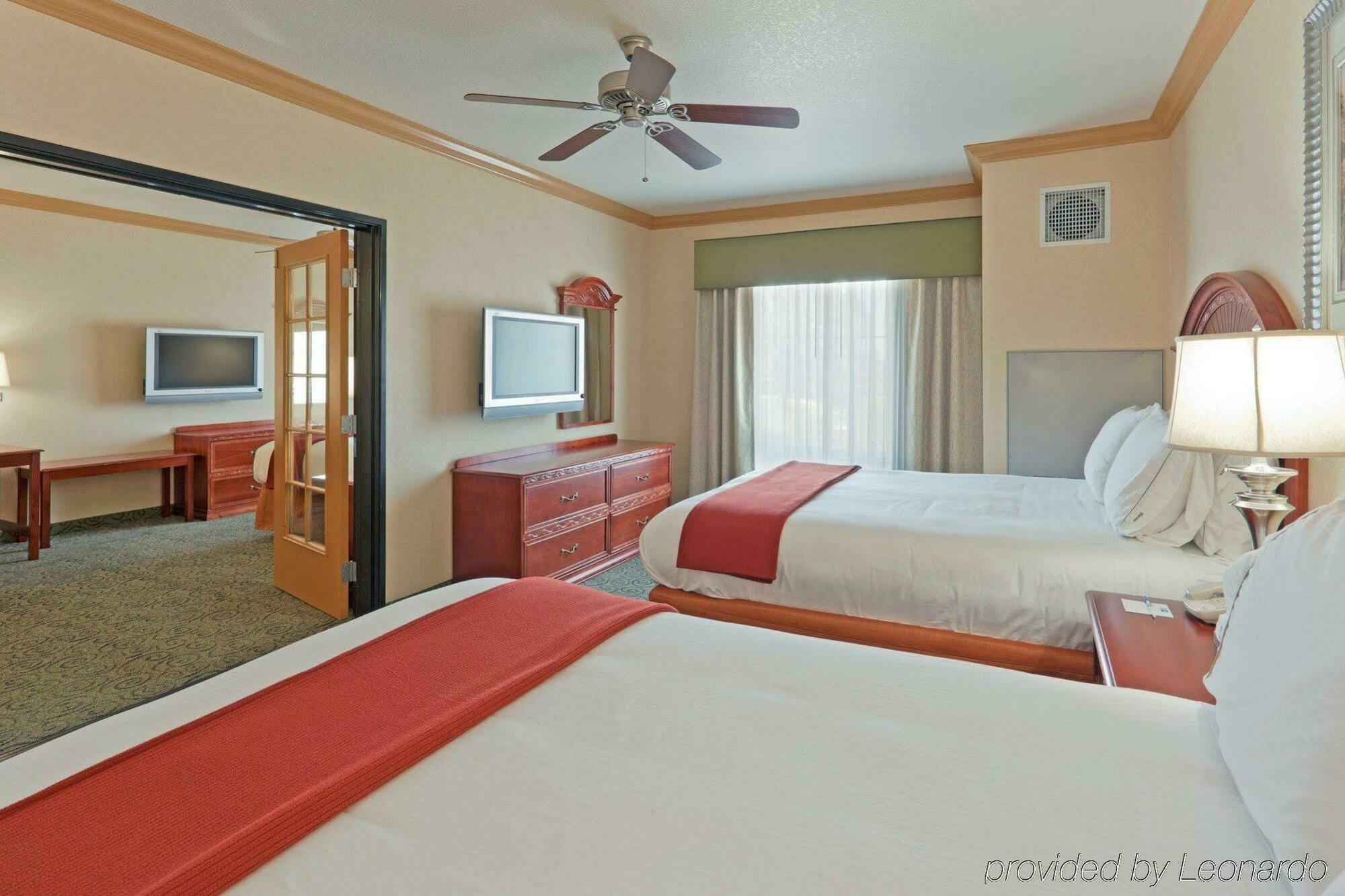 Holiday Inn Express & Suites Bakersfield Central Szoba fotó